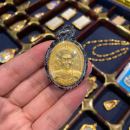 泰國佛牌 阿贊蘇斌 二哥豐 金色銅版60周年 泰銀殼項鏈吊墜 金色銅版60周年