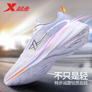 特步男鞋運動(dòng)鞋子男跑步鞋新款春夏季透氣減震回彈跑鞋網(wǎng)面休閑鞋子男 0064新白色/蘭紫色 43