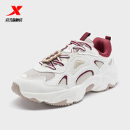 特步（XTEP）【商場(chǎng)同款】星跡休閑鞋女新款運動(dòng)鞋耐磨女士老爹鞋戶(hù)外鞋子 帆白/香皮灰/深絳紅 35