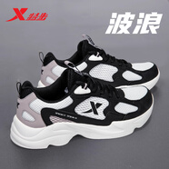 特步（XTEP）女鞋秋季皮面防水跑步鞋2025新款夏休閑老爹鞋輕便保暖運(yùn)動鞋子女 白黑灰(網(wǎng)面透氣) 36