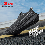 特步【越黑越練】?jī)汕Ч锶信懿叫\(yùn)動(dòng)鞋輕便減震耐磨跑鞋體測(cè)