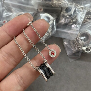 WOUG鑲小紅人慈善款情侶陶瓷項鏈輕奢感小蠻腰彈簧鎖骨鏈 小紅人陶瓷項鏈 48cm蝴蝶結禮盒