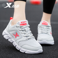 特步（XTEP）女鞋跑步鞋休閑鞋網(wǎng)面透氣輕便休閑鞋品牌軟底舒適運動(dòng)鞋女學(xué)生 淺灰紅 35