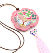 云創(chuàng)典 刺繡diy香囊 手工刺繡香包 新款古風(fēng)香囊掛件 魯繡兒童手工diy 粉黛蝶舞材料包--填充棉繡繃流蘇 12.5cm塑料繡繃
