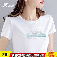 特步（XTEP） t恤女短袖針織圓領(lǐng)夏季新款服飾顯瘦正肩t恤透氣棉質(zhì)休閑運(yùn)動(dòng)服上衣半袖T寬松大碼體恤 珍珠白 L/170