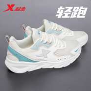 特步（XTEP）女鞋夏季軟底跑步鞋女2025新款減震透氣網(wǎng)面休閑鞋旅游運動鞋子女 白灰藍 35