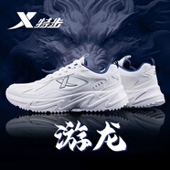 特步 XTEP男鞋運(yùn)動(dòng)鞋皮面休閑鞋2025新款夏季減震潮鞋青少年輕便回彈跑步鞋 帆白 44