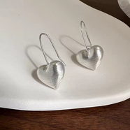 純銀愛(ài)心耳環(huán)復古港風(fēng)耳飾簡(jiǎn)約時(shí)尚拉絲愛(ài)心耳墜耳勾送女友生日禮 足銀990愛(ài)心耳環(huán)/一對 重約3.8克