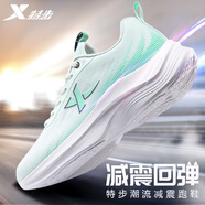 特步（XTEP）男鞋運(yùn)動鞋子男跑步鞋夏季透氣減震回彈輕質(zhì)跑鞋網(wǎng)面休閑鞋子男 淡果綠/熒光淺青綠 42