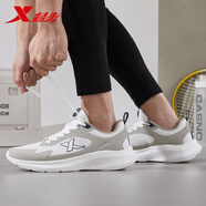 特步男鞋運動(dòng)鞋男夏季休閑透氣網(wǎng)面鞋輕便防滑皮面旅游減震體測跑步鞋 帆白/淺骨灰-037 44