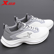 特步（XTEP）男鞋跑步鞋夏季新款2025網(wǎng)面透氣運動(dòng)鞋老爹鞋男鞋休閑旅游訓練鞋 帆白/煙灰色 40