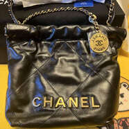 香奈兒22Bag24C菱格紋抽繩開(kāi)合亮面牛皮水桶包單肩斜挎包迷你贈拉布布 黑色AS3980B0985994305（現貨） 長(cháng)19cm 寬6cm 高20cm