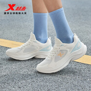 特步女子跑步鞋運動(dòng)鞋冬季新款網(wǎng)面透氣輕便減震休閑跑鞋