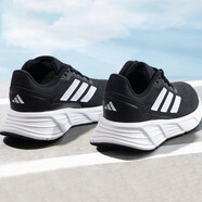 阿迪達(dá)斯 （adidas）跑步鞋男鞋 2025夏季新款透氣網(wǎng)面運(yùn)動(dòng)鞋低幫緩震跑鞋訓(xùn)練跑步鞋 JQ7499/黑色/白/新到貨 /曬圖返5 40.5