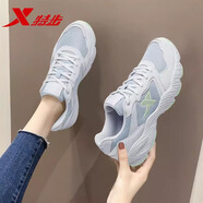 特步（XTEP）女鞋時尚復(fù)古休閑鞋夏季網(wǎng)面透氣減震跑步鞋戶外耐磨短跑鞋子女 淺灰蘭 37