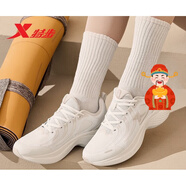 特步（XTEP）靈悅1.0跑步鞋春季新款防水輕便減震增高女跑鞋運動鞋女鞋子 白沙灰/榛果色 38
