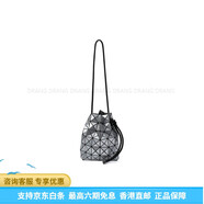 三宅一生（ISSEY MIYAKE）簡(jiǎn)約純色抽繩開(kāi)合菱格 聚氯乙烯 水桶包單肩包斜挎包 女款 銀色 基礎(chǔ)裝（包+防塵袋）