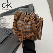 chongsukei小&ck感復古毛呢格子包包女新款質(zhì)感手提水桶百搭單肩斜挎包 棕色 沒(méi)掛件