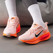 耐克（NIKE）跑鞋女鞋 2025秋季新款Vomero 18緩震耐磨網(wǎng)面透氣運動(dòng)低幫跑步鞋 HM6804-600/透明橙/曬圖退10 38