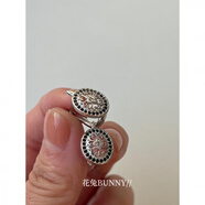 京蔻迪優(yōu)雅老派復古典花紋小眾設計鏤空圓盤(pán)精致耳扣高耳釘 無(wú)