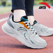 安踏（ANTA）飛馳輕質(zhì)跑步鞋男鞋2025秋秋冬季新款皮面防潑水耐磨運動(dòng)鞋旅游鞋 -1象牙白/織錦灰/鶯黃（網(wǎng)面款） 40