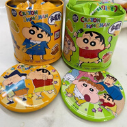 食芳溢休閑零食添樂(lè )蠟筆小新聯(lián)名卡通多嘴魚(yú)膨化餅干零食徽章兒童 混裝2罐