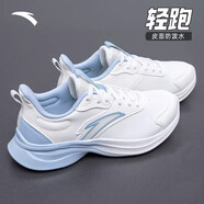 安踏漫步運(yùn)動(dòng)鞋女鞋2025夏季皮網(wǎng)面透氣輕便防潑水軟底耐磨跑步鞋子女 【輕跑皮面】象牙白/氧氣藍(lán)-9 37.5