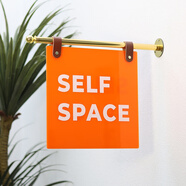 TLXT店鋪門(mén)口招牌定做亞力廣告牌金屬支桿服裝店簡(jiǎn)約側掛牌門(mén)牌定制 法國金30x30CM活力橙