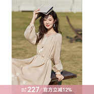 謎秀刺繡連衣裙女2025春季新款圓領(lǐng)流蘇系繩寬松通勤文藝風(fēng)長(cháng)裙 卡其色 S