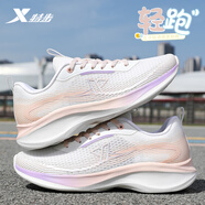 特步女鞋運動(dòng)鞋女跑步鞋秋季新款網(wǎng)面透氣舒適戶(hù)外跑步通勤跳繩鞋子女 帆白/超凡粉/蘭霧紫 35