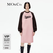 MO&Co.冬美式復(fù)古撞色插肩袖寬松印花衛(wèi)衣連衣裙MBC4DRST16 水晶粉色 M 165
