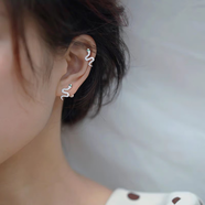 林鐘曦 S990足銀豆豆耳釘睡覺(jué)免摘養耳洞不易過(guò)敏銀耳釘女簡(jiǎn)約小巧圓球 足銀微鑲蛇形耳釘一對-約1.6克