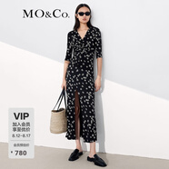 MO&Co.夏季V領(lǐng)開(kāi)衩立裁印花長(cháng)裙MBA2DRST29 摩安珂moco 黑底白花色 M