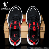 喬丹（QIAODAN）男鞋運動鞋男夏季新款網(wǎng)面透氣跑鞋學生休閑鞋輕便減震跑步鞋子男 黑色/番茄紅-233 42