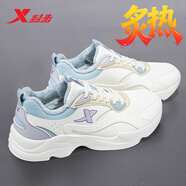特步（XTEP）女鞋秋季皮面防水跑步鞋2025新款冬休閑老爹鞋輕便保暖運(yùn)動(dòng)鞋子女 帆白/米色/夕霧藍(lán)(加絨棉鞋) 38