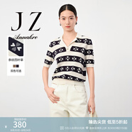 玖姿·安娜蔻休閑簡(jiǎn)約風(fēng)撞色提花休閑寬松翻領(lǐng)短袖針織衫女夏季款 條丈青-第二批KWFX31232 2XL