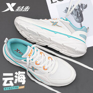特步（XTEP）男鞋跑步鞋夏季新款2025皮面保暖運動鞋老爹鞋男鞋休閑旅游訓練鞋 帆白/水天藍 42