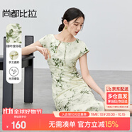 尚都比拉（Sentubila）國風一字圓領(lǐng)小連肩袖手縫流蘇盤扣腰部縮褶改良新中式旗袍裙 杏底綠花 M 100-110斤建議選擇