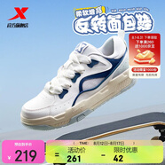 特步男鞋運動板鞋反轉(zhuǎn)面包鞋夏季透氣網(wǎng)布小白鞋板鞋男