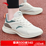 安踏（ANTA）跑步鞋男夏季休閑鞋舒適透氣綿綿彈軟底運動(dòng)鞋 【皮面防水】淺米白/遠足綠-3 42 (美碼8.5)