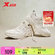 特步女鞋運動(dòng)鞋女夏季網(wǎng)面透氣軟彈老爹休閑鞋子女