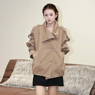 丹德蘭（Dandelan）定制面料 經(jīng)典款十年不過(guò)時(shí)高級感秋季雙排扣立領(lǐng)短款風(fēng)衣外套 焦糖色 S