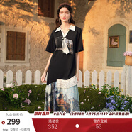 兩三事晚春敘景 2025夏新款印花裙擺拼接立體花朵連衣裙配領(lǐng)帶別針 黑色 M