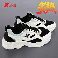 特步（XTEP）女鞋秋季皮面防水跑步鞋2025新款冬休閑老爹鞋輕便保暖運動鞋子女 帆白/黑/雪霧綠(加絨棉鞋) 35