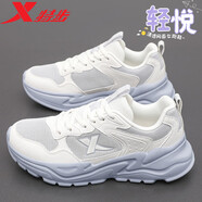 特步女鞋運動(dòng)鞋子夏季新款網(wǎng)面透氣跑步鞋減震軟底女士休閑鞋旅游鞋 帆白/月石灰 35