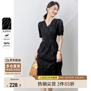 尚都比拉法式連衣裙夏季優(yōu)雅V領(lǐng)提花面料中長款氣質(zhì)收腰顯瘦裙子 黑色 M
