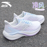 安踏（ANTA）凌風(fēng)丨輕質(zhì)緩震運(yùn)動鞋女2025夏季網(wǎng)面透氣旅游訓(xùn)練跑步鞋女跳繩鞋 紙莎白/冰凍藍(lán)/淺霧紫 39