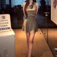 法式蕩領(lǐng)無袖連衣裙女夏時尚露背短裙設(shè)計(jì)感純欲風(fēng) 冷棕 L