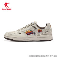 喬丹（QIAODAN）質(zhì)燥男板鞋2025夏季新款撞色皮革防滑耐磨低幫男鞋KM23230550 煙白色/鷓鴣色 39