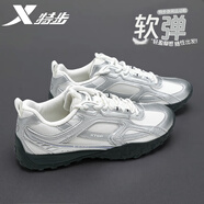 特步女鞋2025夏新款銀色德訓(xùn)阿甘鞋時(shí)尚百搭休閑運(yùn)動(dòng)板鞋女防滑雪餅鞋 銀色/帆白 35